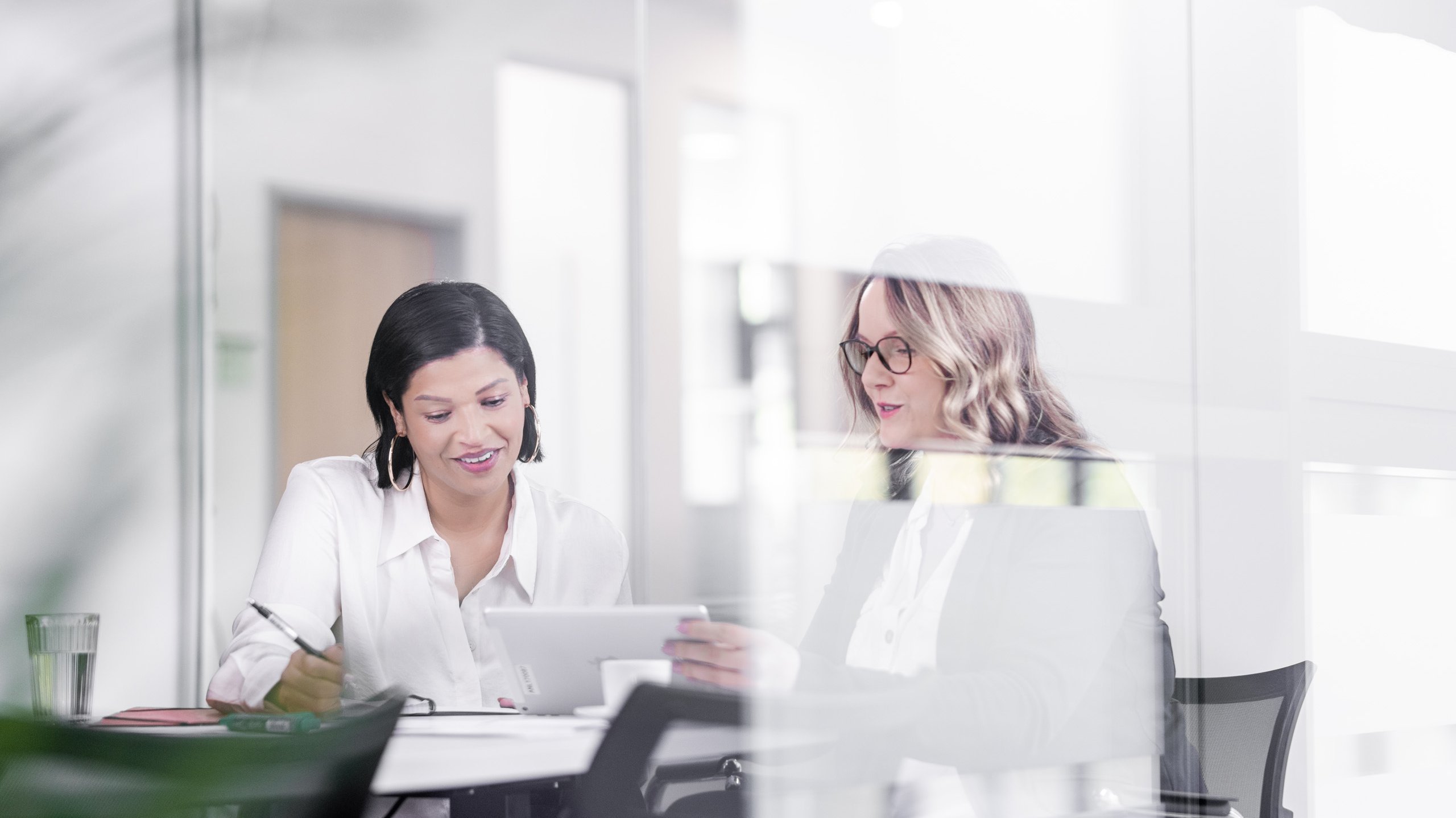 Two Hilscher employees in conversation.